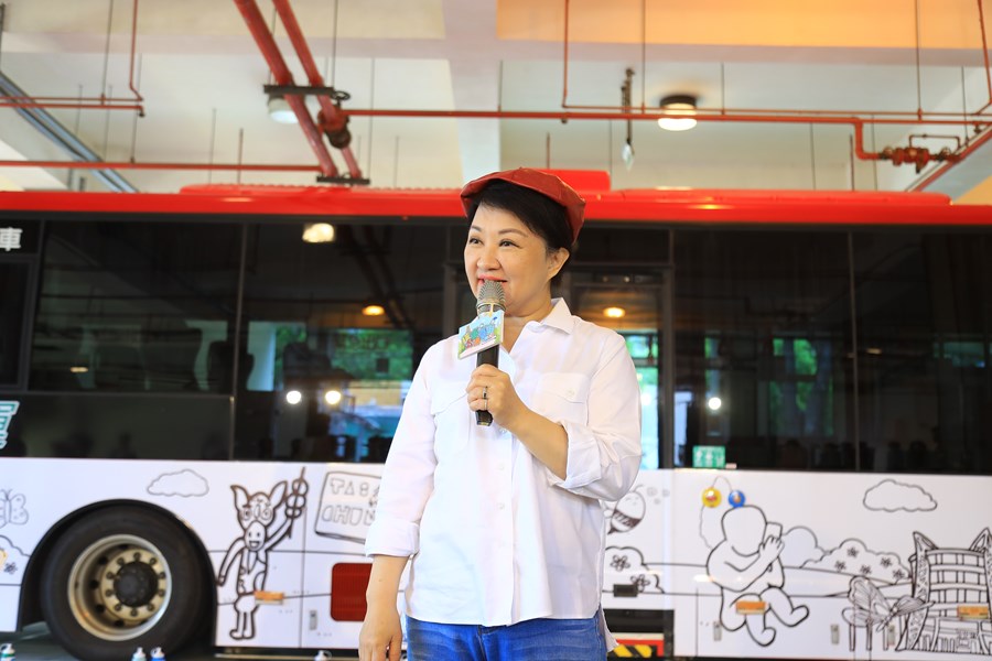 全台最酷美術課「上課啦！」盧市長化身美術老師與學童齊彩繪公車--TSAI (20)