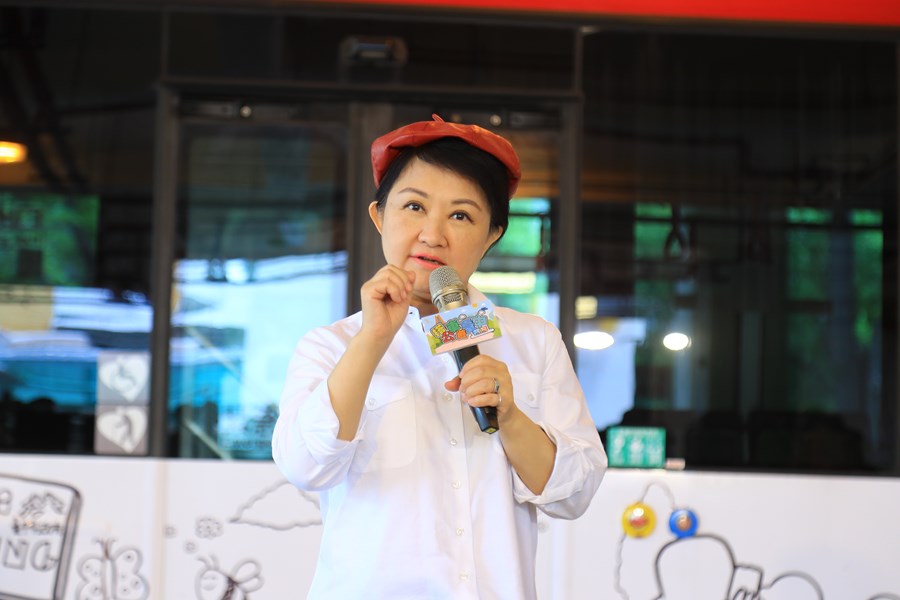全台最酷美術課「上課啦！」盧市長化身美術老師與學童齊彩繪公車--TSAI (21)