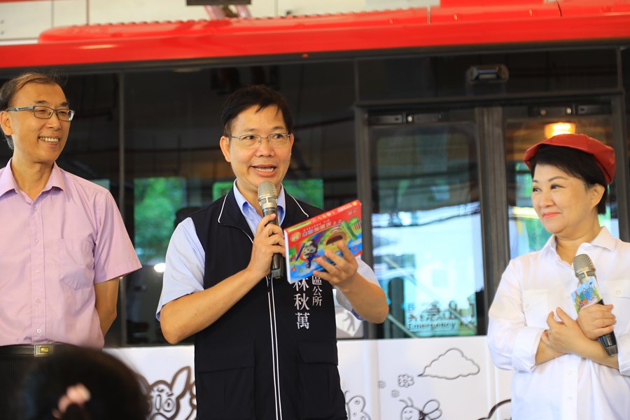 全台最酷美術課「上課啦！」盧市長化身美術老師與學童齊彩繪公車--TSAI (29)