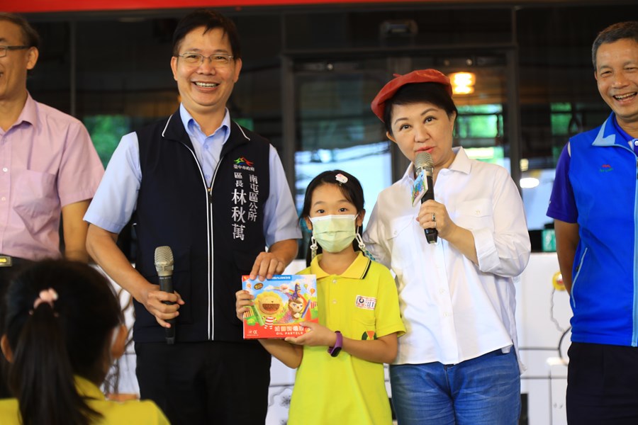 全台最酷美術課「上課啦！」盧市長化身美術老師與學童齊彩繪公車--TSAI (30)
