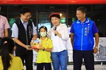 全台最酷美術課「上課啦！」盧市長化身美術老師與學童齊彩繪公車--TSAI (31)