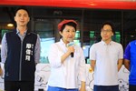 全台最酷美術課「上課啦！」盧市長化身美術老師與學童齊彩繪公車--TSAI (35)