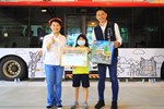 全台最酷美術課「上課啦！」盧市長化身美術老師與學童齊彩繪公車--TSAI (36)