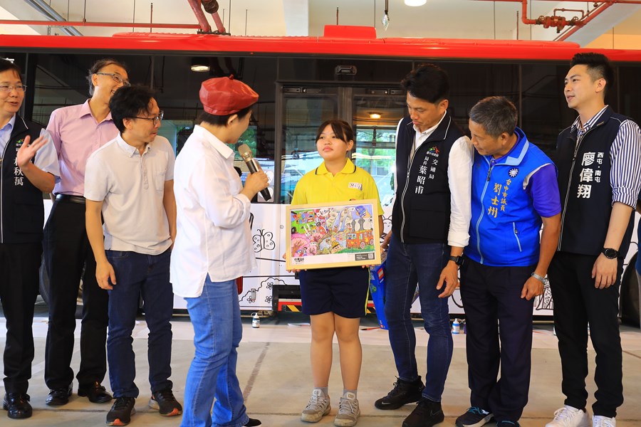 全台最酷美術課「上課啦！」盧市長化身美術老師與學童齊彩繪公車--TSAI (40)