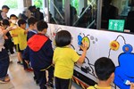全台最酷美術課「上課啦！」盧市長化身美術老師與學童齊彩繪公車--TSAI (77)