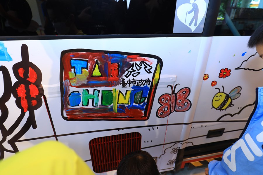 全台最酷美術課「上課啦！」盧市長化身美術老師與學童齊彩繪公車--TSAI (80)