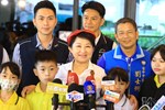 全台最酷美術課「上課啦！」盧市長化身美術老師與學童齊彩繪公車--TSAI (85)