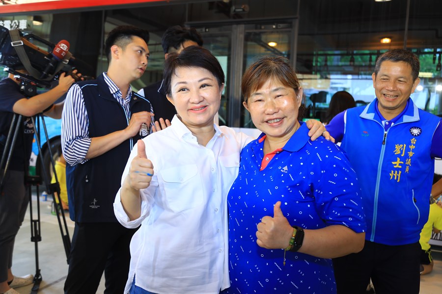 全台最酷美術課「上課啦！」盧市長化身美術老師與學童齊彩繪公車--TSAI (89)