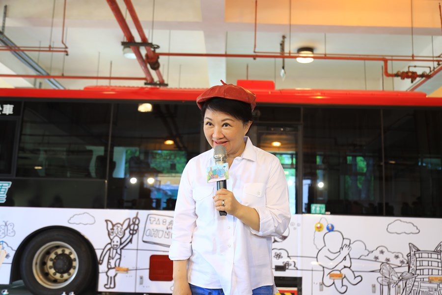 全台最酷美術課「上課啦！」盧市長化身美術老師與學童齊彩繪公車--TSAI (4)