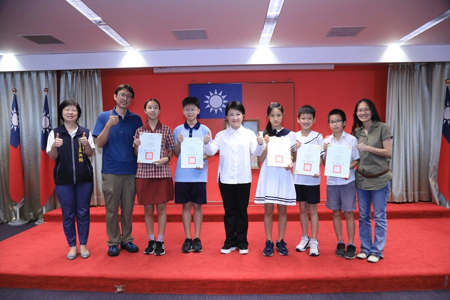 臺中市榮獲中華民國第62屆中小學科學展覽會第一名---國立臺中教育大學附設實驗國民小學--與市長大合照