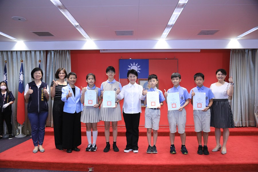 臺中市榮獲中華民國第62屆中小學科學展覽會第一名---臺中市私立華盛頓國民小學--與市長大合照