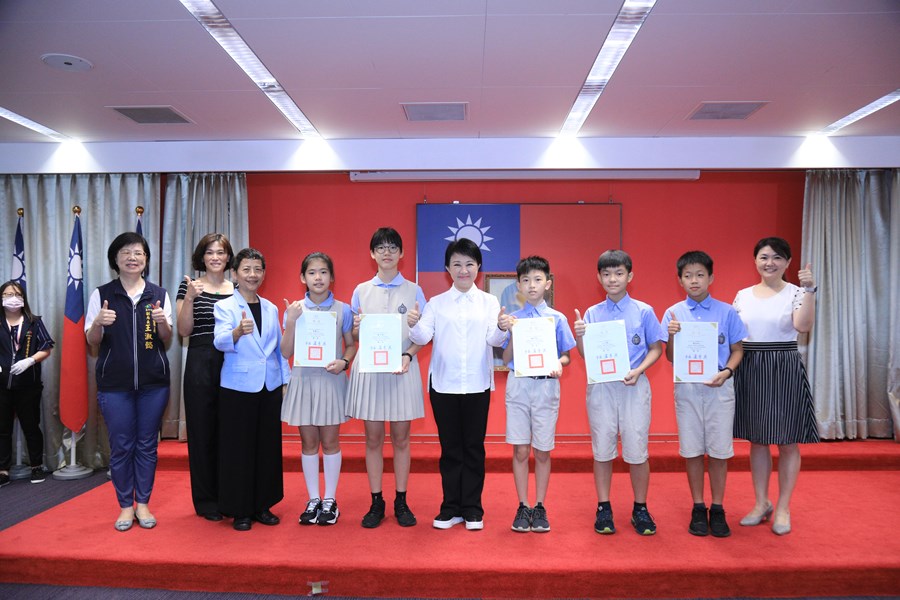 臺中市榮獲中華民國第62屆中小學科學展覽會第一名---臺中市私立華盛頓國民小學--與市長大合照