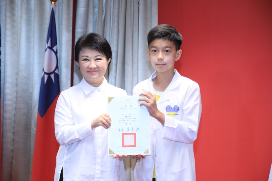 臺中市榮獲中華民國第62屆中小學科學展覽會第一名---臺中市西區大同國民小學--陳奕安