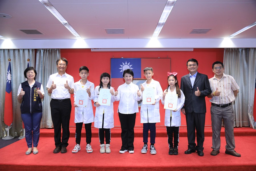 臺中市榮獲中華民國第62屆中小學科學展覽會第一名---臺中市西區大同國民小學--與市長大合照