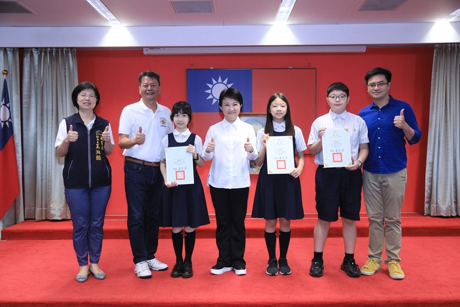臺中市榮獲中華民國第62屆中小學科學展覽會第一名---臺中市私立普霖斯頓國民小學--與市長大合照