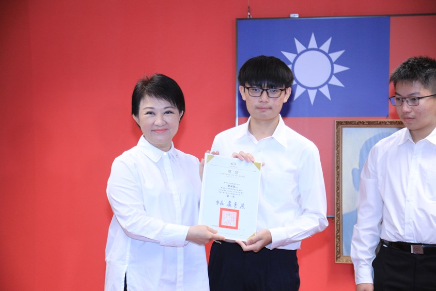 臺中市榮獲中華民國第62屆中小學科學展覽會第一名---臺中市市立豐東國民中學--梁展銘