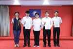 臺中市榮獲中華民國第62屆中小學科學展覽會第一名---臺中市市立豐東國民中學--與市長大合照