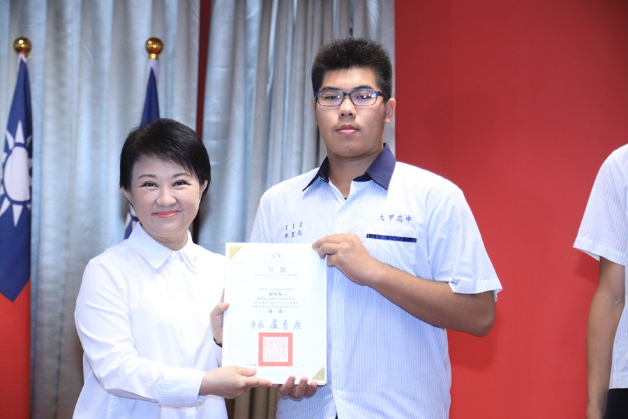 臺中市榮獲中華民國第62屆中小學科學展覽會第一名---臺中市市立大甲高級中等學校--紀宜辰