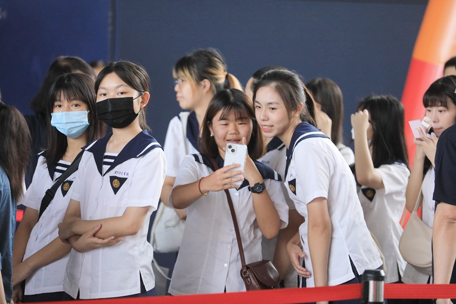 台中市111學年度高級中等以下學校畢業生市長獎合影活動(高中組)--TSAI (7)