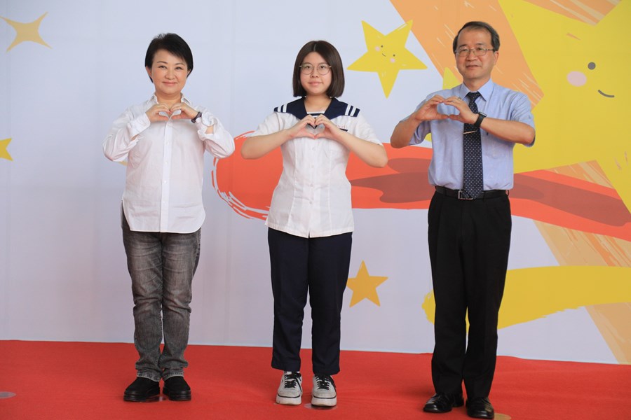 台中市111學年度高級中等以下學校畢業生市長獎合影活動(高中組)--TSAI (40)