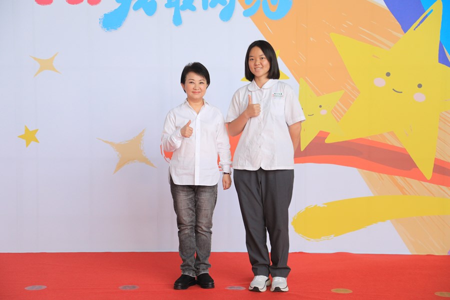 台中市111學年度高級中等以下學校畢業生市長獎合影活動(高中組)--TSAI (50)