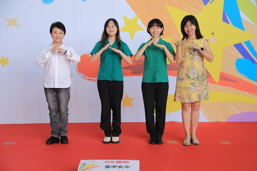 台中市111學年度高級中等以下學校畢業生市長獎合影活動(高中組)--TSAI (58)