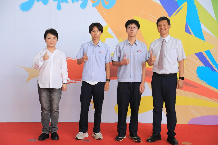 台中市111學年度高級中等以下學校畢業生市長獎合影活動(高中組)--TSAI (63)