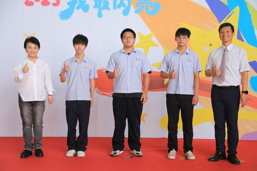 台中市111學年度高級中等以下學校畢業生市長獎合影活動(高中組)--TSAI (64)