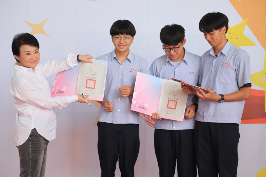 台中市111學年度高級中等以下學校畢業生市長獎合影活動(高中組)--TSAI (65)
