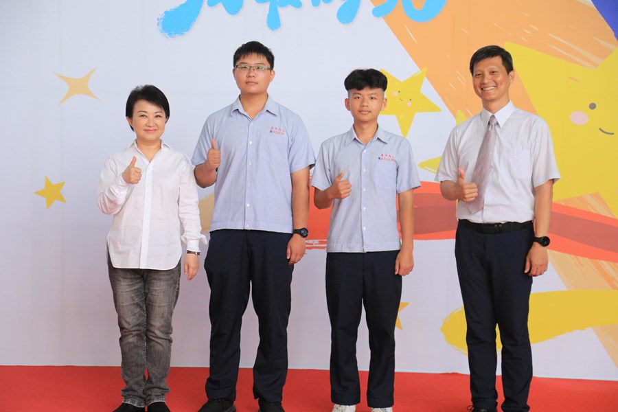台中市111學年度高級中等以下學校畢業生市長獎合影活動(高中組)--TSAI (69)