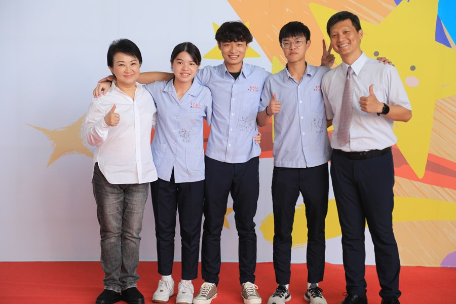 台中市111學年度高級中等以下學校畢業生市長獎合影活動(高中組)--TSAI (77)