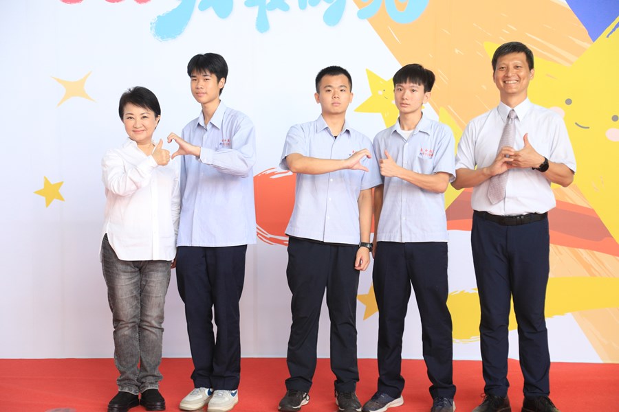台中市111學年度高級中等以下學校畢業生市長獎合影活動(高中組)--TSAI (85)