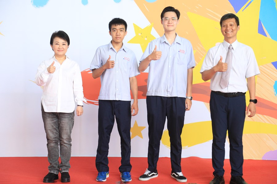 台中市111學年度高級中等以下學校畢業生市長獎合影活動(高中組)--TSAI (86)