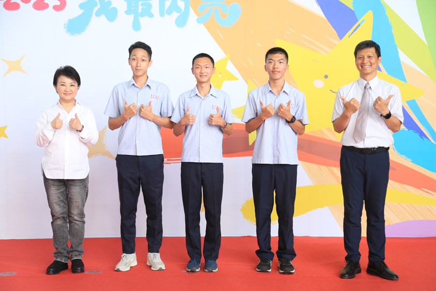 台中市111學年度高級中等以下學校畢業生市長獎合影活動(高中組)--TSAI (95)