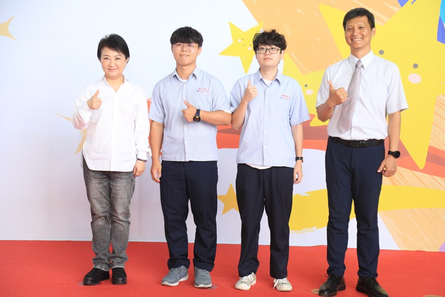 台中市111學年度高級中等以下學校畢業生市長獎合影活動(高中組)--TSAI (96)