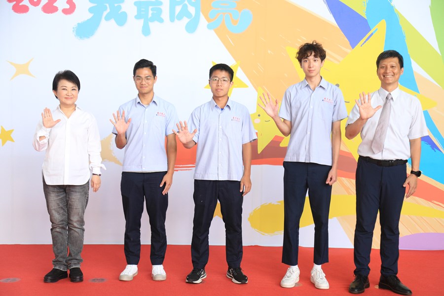 台中市111學年度高級中等以下學校畢業生市長獎合影活動(高中組)--TSAI (97)
