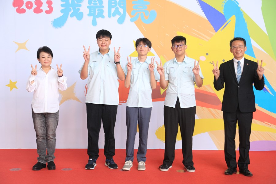 台中市111學年度高級中等以下學校畢業生市長獎合影活動(高中組)--TSAI (119)
