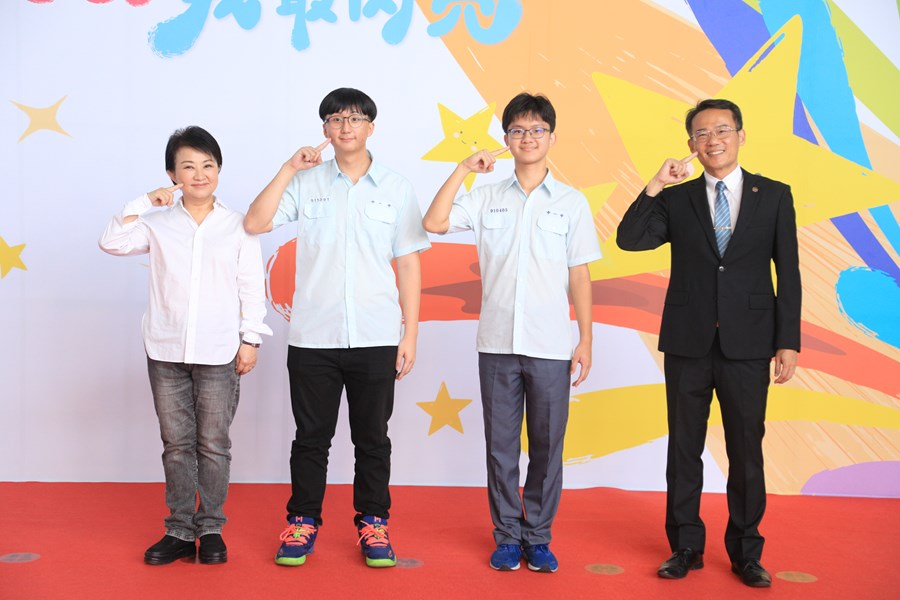台中市111學年度高級中等以下學校畢業生市長獎合影活動(高中組)--TSAI (121)