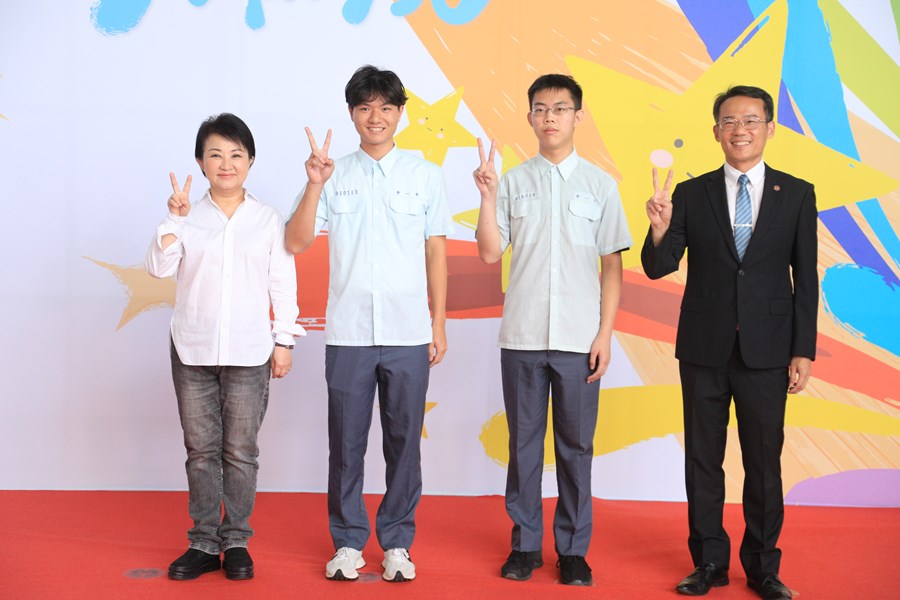 台中市111學年度高級中等以下學校畢業生市長獎合影活動(高中組)--TSAI (122)