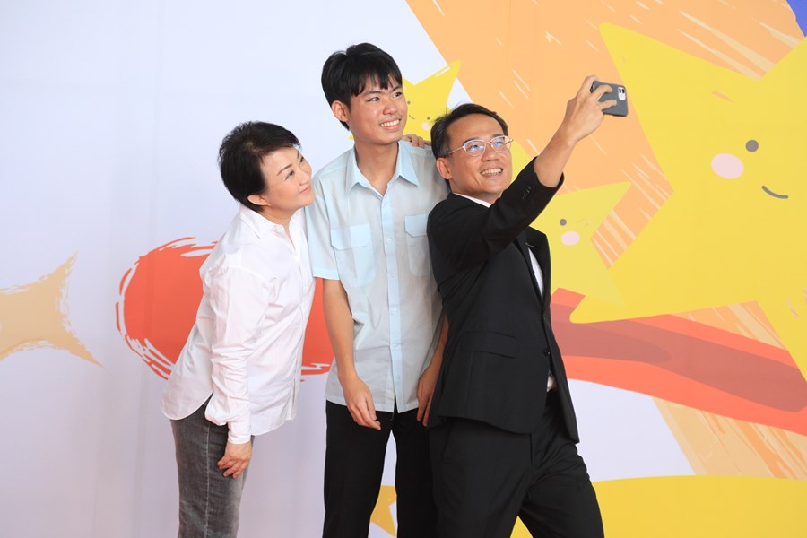 台中市111學年度高級中等以下學校畢業生市長獎合影活動(高中組)--TSAI (125)