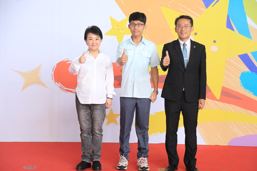 台中市111學年度高級中等以下學校畢業生市長獎合影活動(高中組)--TSAI (128)