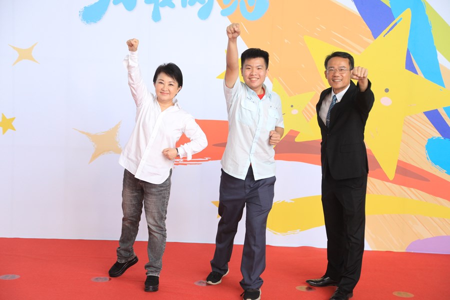 台中市111學年度高級中等以下學校畢業生市長獎合影活動(高中組)--TSAI (130)