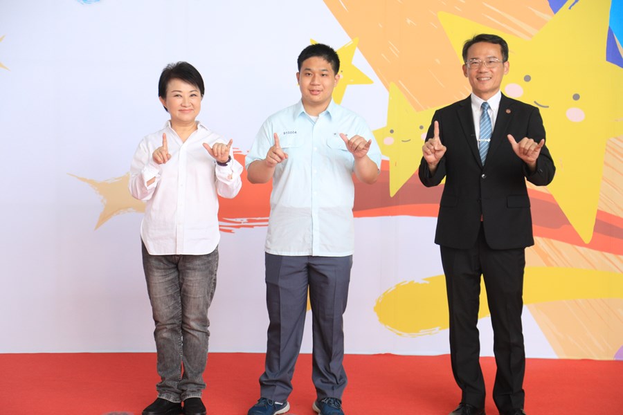 台中市111學年度高級中等以下學校畢業生市長獎合影活動(高中組)--TSAI (131)