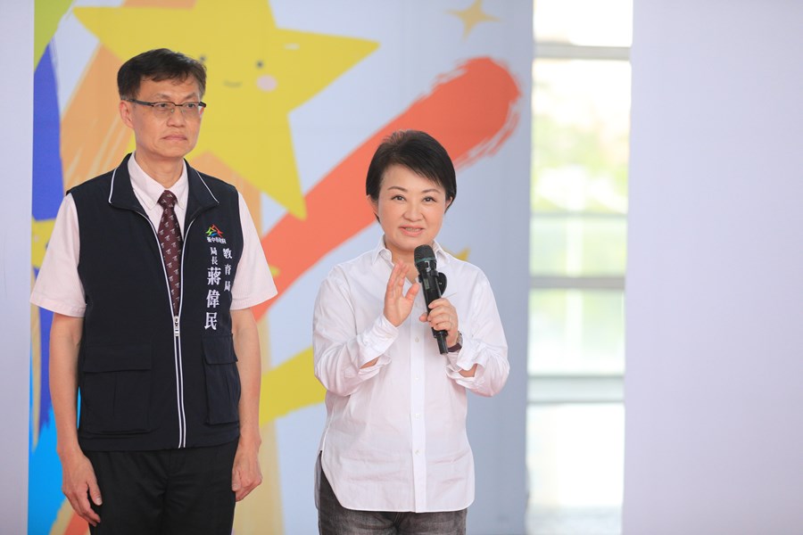 台中市111學年度高級中等以下學校畢業生市長獎合影活動(高中組)--TSAI (1)
