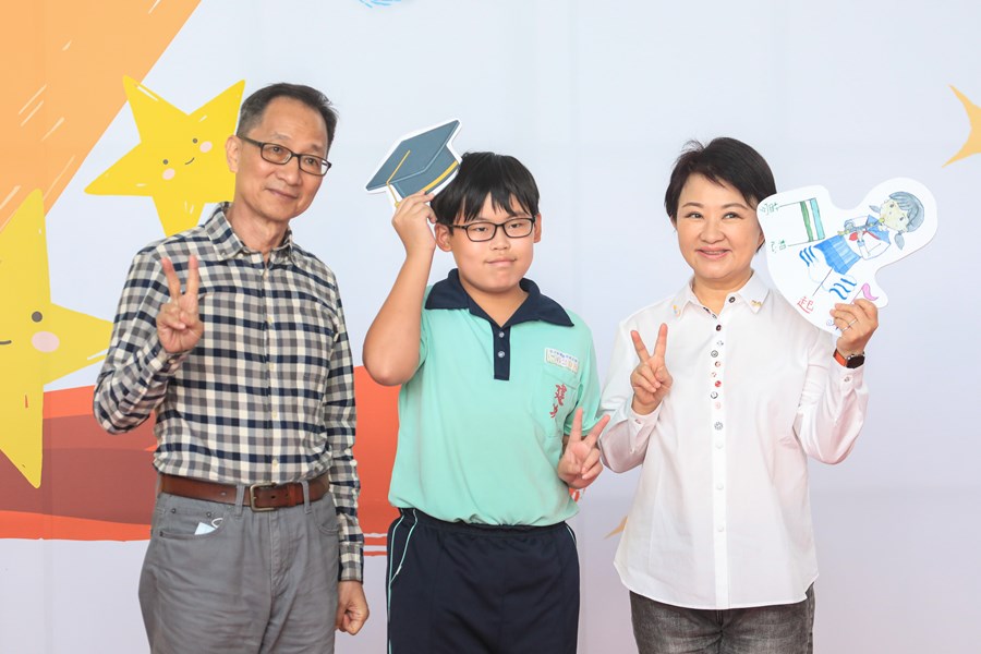 台中市111學年度國中小學校畢業生市長獎合影活動 (6)