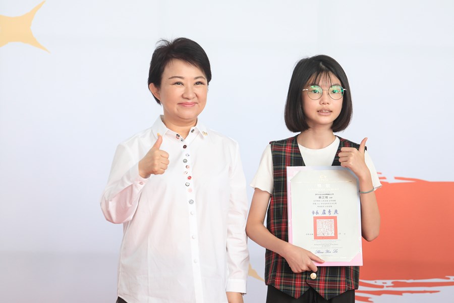 台中市111學年度國中小學校畢業生市長獎合影活動 (60)