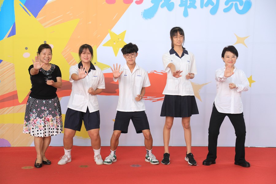 台中市111學年度國中小學校畢業生市長獎合影活動--TSAI (4)