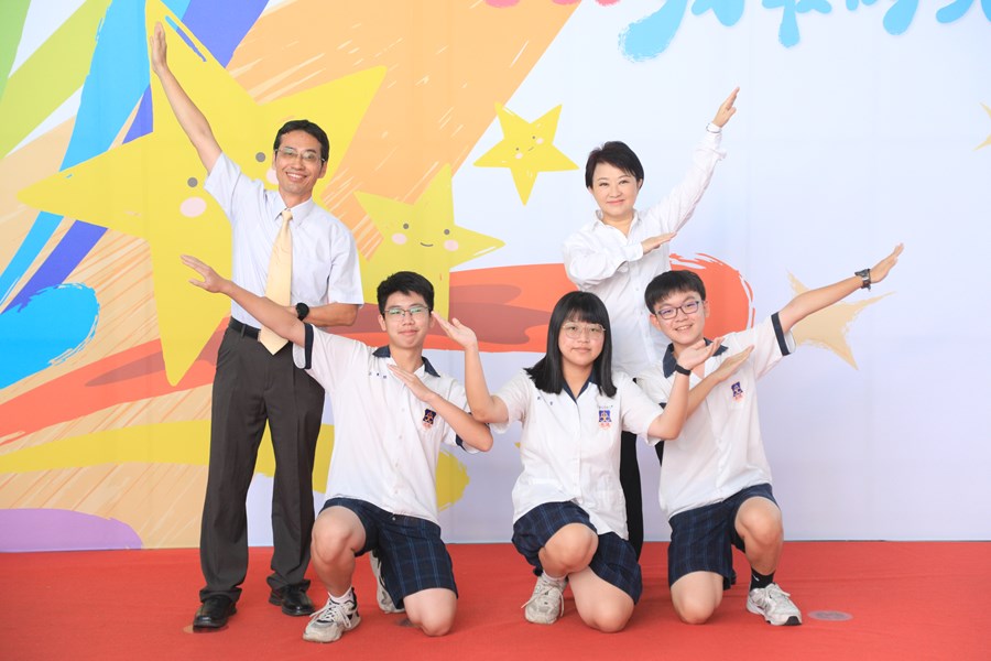 台中市111學年度國中小學校畢業生市長獎合影活動--TSAI (5)