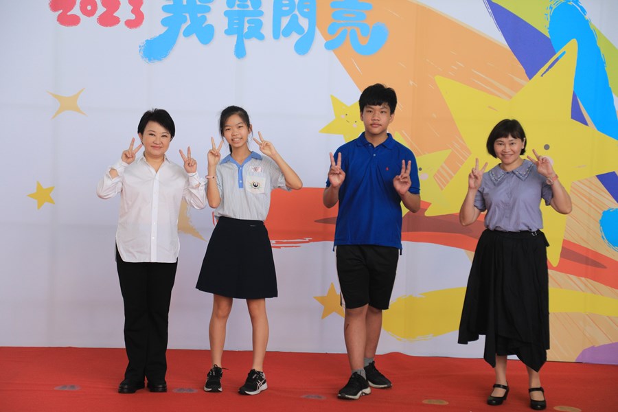 台中市111學年度國中小學校畢業生市長獎合影活動--TSAI (6)