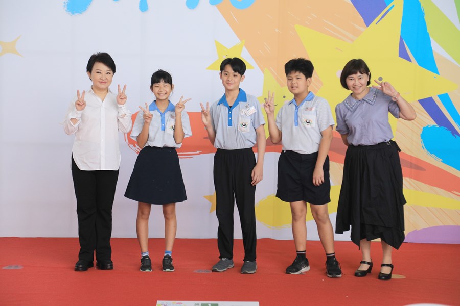 台中市111學年度國中小學校畢業生市長獎合影活動--TSAI (8)